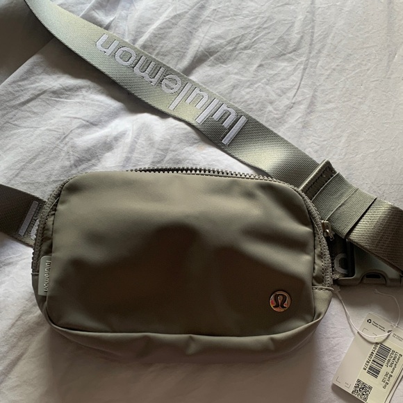 Lululemon Everywhere Belt Bag Silver Drop White Wordmark - Picture 3 of 10